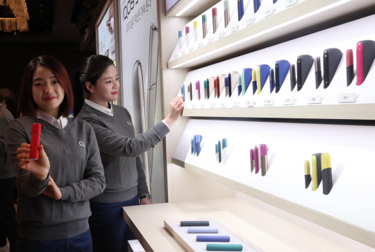 23일 오전 서울 종로구 포시즌스호텔서울에서 열린 궐련형 전자담배 아이코스 신제품 발표 기자간담회에서 직원들이 '아이코스3'와 '아이코스3 멀티'를 선보이고 있다. 연합뉴스